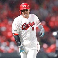 カープ小園海斗、死球で『右手第5中手骨打撲』新井監督「骨に異常はない」