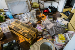 【閲覧注意】とんでもない汚部屋に住んでる女の子(20)が発見されてしまう⇒！