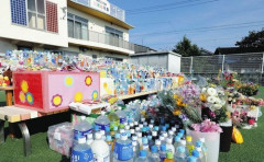 【困惑】安達結希くんの遺棄現場、献花とお菓子とぬいぐるみが溢れかえってしまう