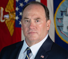 米海軍長官が退、新造艦計画を巡り国防長官と対立か…トランプ大統領の友人！