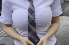 【画像】お乳がデカすぎて制服がパッツンパッツンのJKwwwwwww