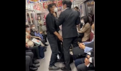 日本の電車内で起きた乗客同士のトラブルに海外から驚きの声。　海外の反応。