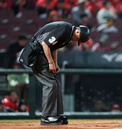 広島ヤクルト戦で『球審のマスクが不調』で試合中断ｗｗｗ