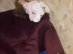 【閲覧注意】 部屋の隅に子供用の椅子が置いてあった。後ろに何かいる？→ 近づいて覗いてみたら…