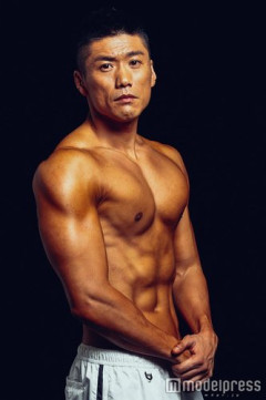 【悲報】金子賢さん、300万円で購入した古着をけなされ長文で反論してしまう