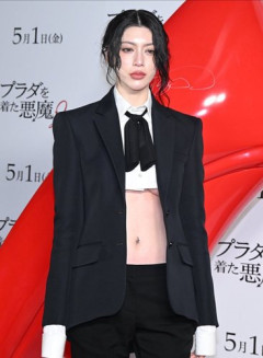 【画像】三吉彩花さん、シャツの丈を盛大に間違えてしまう