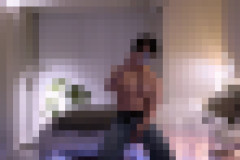 【悲報】40代マッチョおじさん、女の子達からぶっ叩かれてしまう…