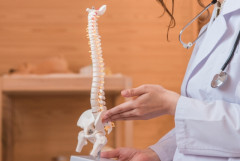 背骨がくっついていく病気なんだが笑うと痛いせいで