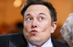 イーロン・マスク、犬になる