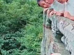 子供たちの前に奇妙な生き物が現れた。これはリアルポケモン？ → モフモフな珍獣はこちらです…