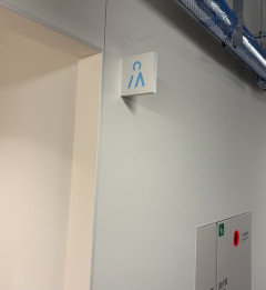 【困惑】X民「弊学新築の建物の『トイレのマーク』、めちゃくちゃ紛らわしくないかこれ」