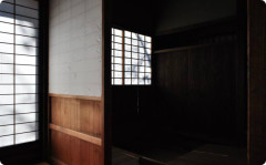 【※衝撃】 中古の家でウジ虫がどんどんわいてくる→思い切って床板を剥してみた結果、やっぱり『アレ』が出てきた