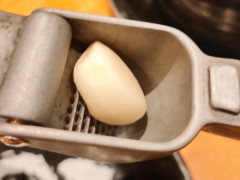 ラーメンに生ニンニクを専用器具で潰して入れ放題の店www