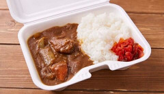 横浜スタジアム販売の「青星寮チーズカレー」に異物混入が判明　炊飯米の吸水シートが混じり球団が謝罪