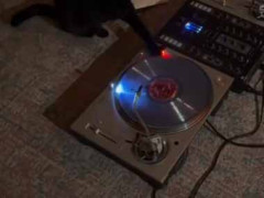 【スゴ技】 ターンテーブルでレコードが回っていた。このスクラッチ！ → 小さなＤＪはこうします…