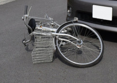 傘差しながらチャリに乗っていた男子高校生、女子高生と衝突 → 男子高校生が車道に飛び出し軽トラにはねられ頭部骨折の重傷を負う⋯