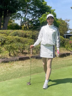 【画像】望月理恵さん(54)、ミニスカすぎる純白ゴルフウェア姿を披露してしまう