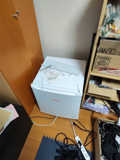 【画像】部屋にちっちゃい冷蔵庫設置したよ！！！wwwwwwww