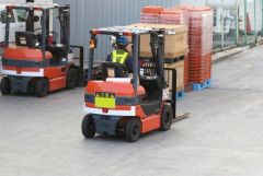 フォークリフトの資格取ったら就職できるとかいう大嘘就くやつｗｗｗｗｗｗｗｗ