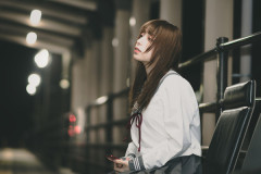 【悲報】女子高生「この格好、校則で禁止じゃないのに注意される」⇒！