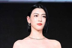 【画像】三吉彩花さん（29）下乳丸見えで登場ｗｗｗｗｗｗｗｗ