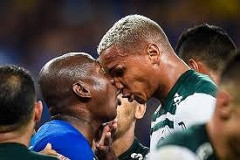 【悲報】サッカー日本代表FW、サポーターを煽りまくって乱闘に発展wwwwww