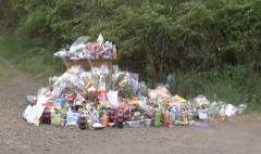 飲み物や供え物が山のように・・・京都・南丹市事件で設置された献花台に「さすがに持ち帰るべきでは」の声