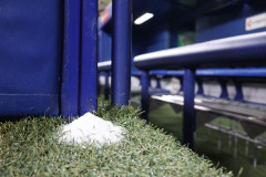 【画像】中日ドラゴンズさん、ベンチ前にガチで清めの塩を盛ってしまうｗｗｗｗｗｗｗｗｗｗ