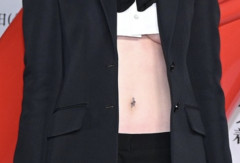 【画像】三吉彩花(29)、サイズが合わずに完全に下乳が見えてしまう