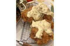 「中が完全に生…」チキン南蛮を食べた女性が悲鳴　店の“100円デザートで手打ち”対応に憤り