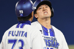 DeNA牧秀悟、右ハムストリング負傷で途中交代　相川監督「厳しいと思う」長期離脱を示唆、明日精密検査へ