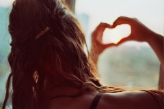 50代独身やけどガールズバーの子に告白したら大学卒業まで待ってって言われた