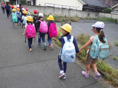 【唖然】小1女児さん「お茶買って…ママ呼んで…」→教師、全て拒否→熱中症で搬送→裁判所「教師の判断は正しい」・・・・・・・・・