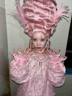 あのちゃん、ド派手な“ピンク髪”の別人級ショットに反響「ピンクもモリモリ髪もかわいい」「メイクもいつもと違う雰囲気」 新曲「愛晩餐」のMV撮影ウラを紹介