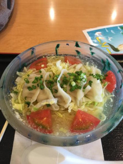 （＃´ん` ）「サラダと餃子とラーメンのセットだと思ったら、こんなゴミが出てきた」