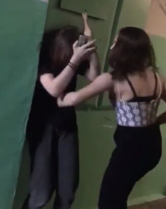 【悲報】ロシアの女の子の喧嘩怖すぎ…