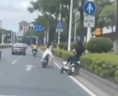 【悲報】中国人女さん、ノーヘルでバイクに乗りながら互いに蹴り合い転倒してしまう