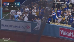 カブス・鈴木誠也、ホームランキャッチ！！！！！！！！！！！！！！