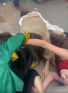 【悲報】幼稚園のママたち、入園式に取っ組み合いの大喧嘩