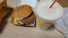 無性にビックマック大口開けてかぶり付きたくなったから買ってきた👊