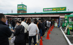 【悲報】愛知県民さん、スーパーの開店日に歩道まで大行列を作ってしまうｗｗｗｗｗｗｗｗｗｗ