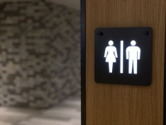 53歳会社員、トイレに行きたくて30キロオーバー　高齢女性をはねて死亡させる