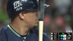 オスナ、またやらかす。石伊のヘルメットにバットが直撃