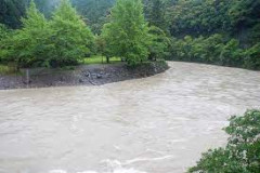 河原でキャンプしていた時に雨が降り、川の水位が上昇して最初は陸だった場所が川に変わった。間一髪で逃げ出せたのが本当に怖かった。