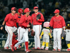 カープvs阪神〝4時間58分の死闘〟は引分け！モンテロ代打同点打！坂倉先制打！辰見5盗塁目！ターノック6回1失点！中崎誤算もリリーフ陣奮闘！【広島2-2阪神/試合結果】