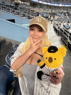 爆胸美女、エ□い格好でロッテ戦を見に行ったら叩かれてしまう （※画像あり）