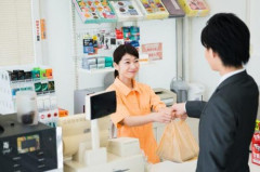 【悲報】コンビニ店員さん、勤務中に同僚と殴り合いを始めてしまう