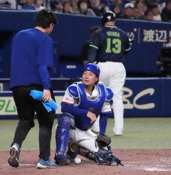 【悲報】オスナさん、また空振りしたバットが中日・石伊の頭に直撃　治療でベンチへ