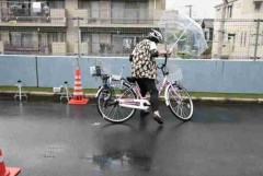 「自転車の傘差し運転は道交法違反です」　JAFの注意喚起に「日傘も禁止」の声　「1.4メートル」も変わる実験結果に衝撃