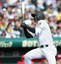 阪神・森下翔太　左手首に死球受けるも「大丈夫です」　8回先頭で勝ち越し機演出の右二塁打